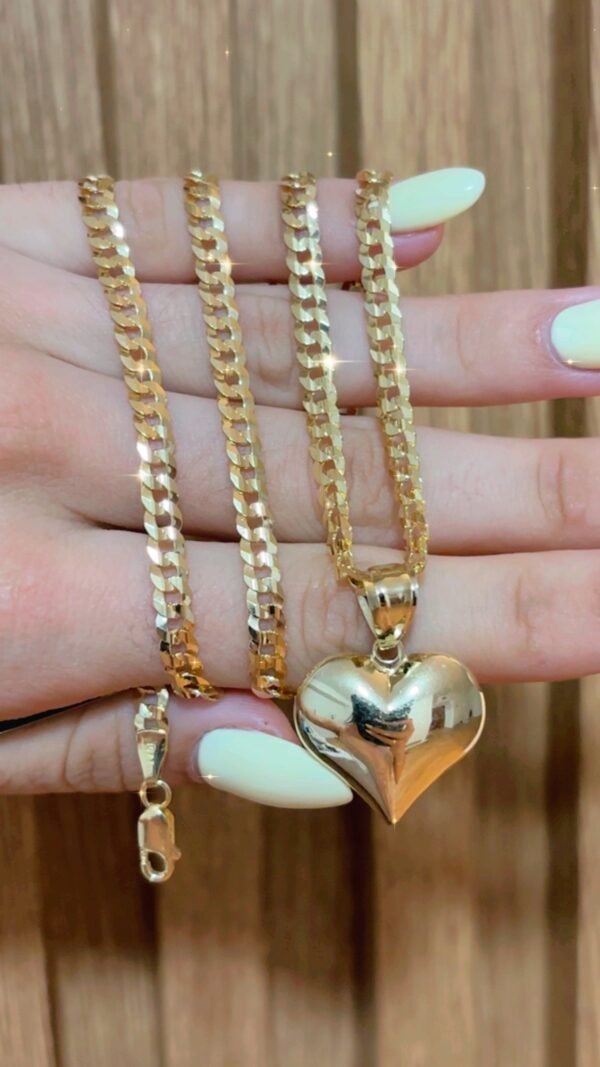 Solid chain with pendant