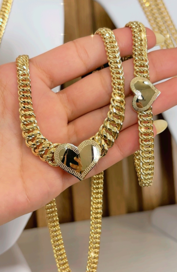 Princess choker with heart pendant